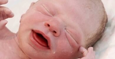 ¿Por qué se ríen los recién nacidos dormidos?