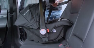Cómo transportar a un recién nacido en el coche