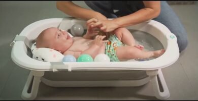 Cómo bañar a un recién nacido en bañera portátil