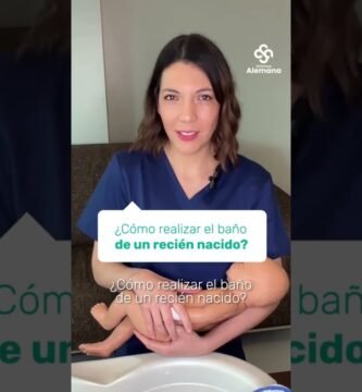 Cómo bañar a un recién nacido en bañera portátil