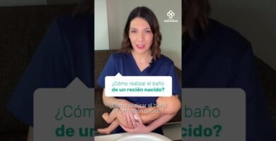 Cómo bañar a un recién nacido en bañera portátil